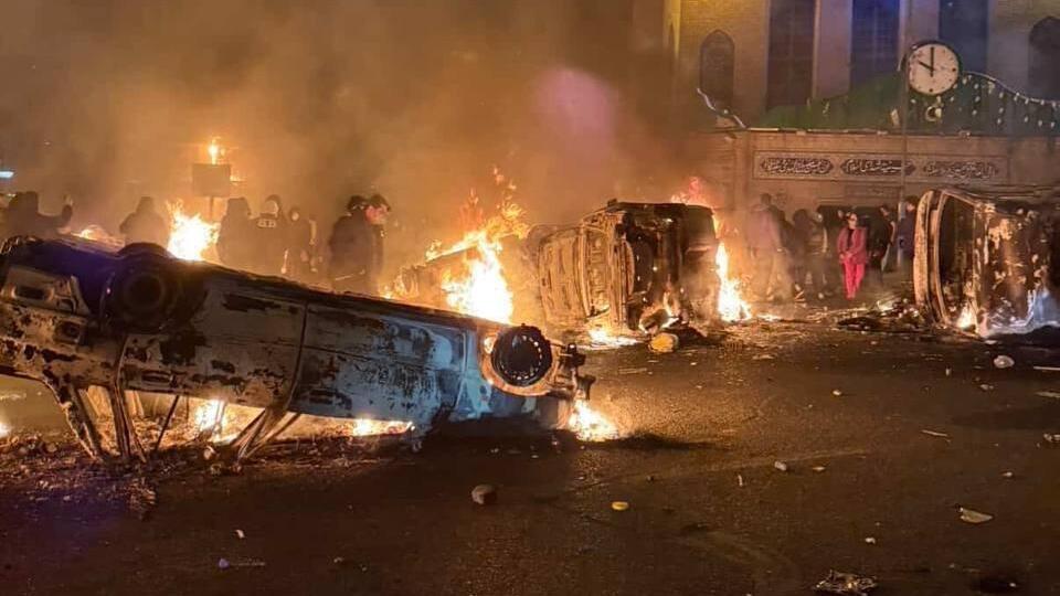 רכבים שהוצתו במחאות בטהרן