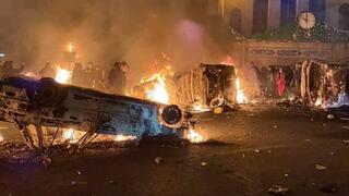 רכבים שהוצתו במחאות בטהרן