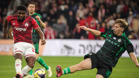 שחקן מכבי חיפה נבות רטנר מול שחקן הפועל באר-שבע לוקאס ונטורה