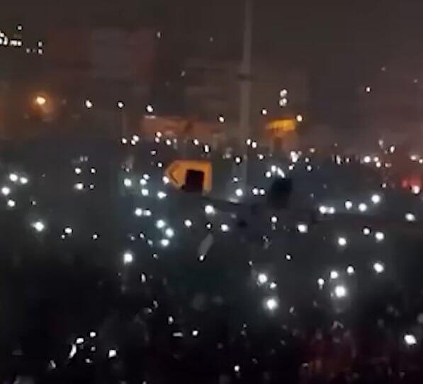 הפסקת חשמל בטהרן: המפגינים הדליקו פנסים בטלפונים