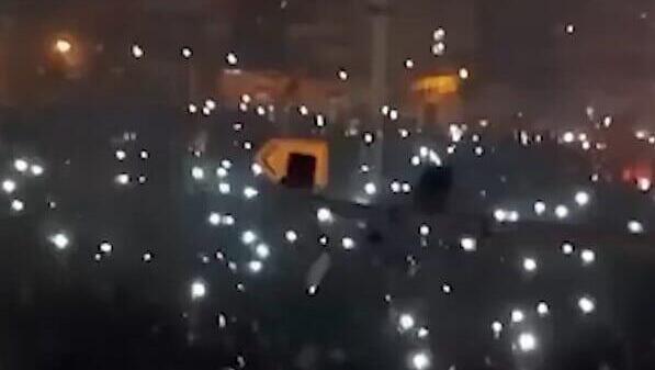 הפסקת חשמל בטהרן: המפגינים הדליקו פנסים בטלפונים