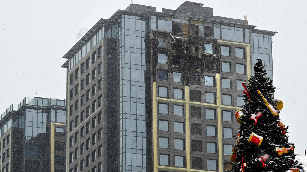 Building in Kyiv, Ukraine hit by Russian rocket (Photo: Sergei Supinsky / AFP) נזק ב קייב אחרי מתקפה של רוסיה 9 בינואר