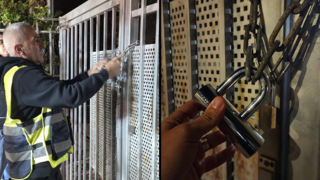 תיעוד המנעולים והשילוט בנקודת המשטרה ברמת השרון