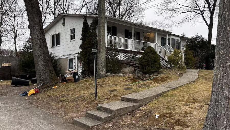 Жуткий дом, где проживал малыш, бабушка и ее крысы (Фото: Suffolk County District Attorney’s Office) הבית בלונג איילנד
