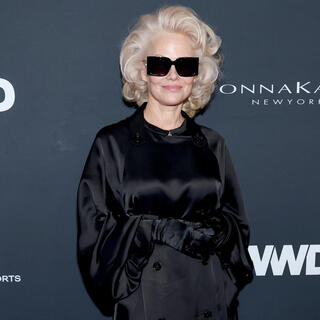 פמלה אנדרסון בטקס פרסי הסטייל של WWD ל-2026