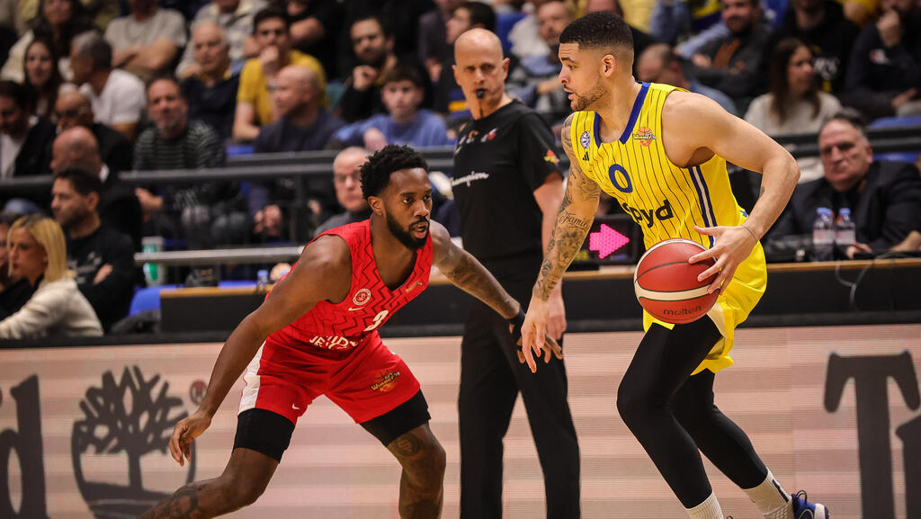 שחקן מכבי ת"א איפה לונדברג מול שחקן הפועל ירושלים קאדין קרינגטון