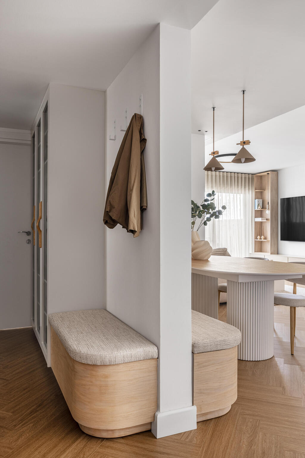 Double-sided, multifunctional piece of furniture (Photo: Yonatan Tamir) דירה בראשון לציון, עיצוב: ליאת זליג