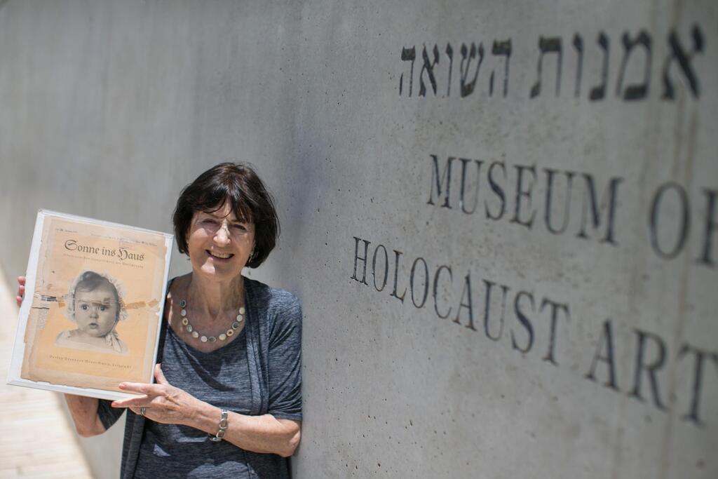 האני לווינסון טאפט עם התמונה ביד ושם ב-2014