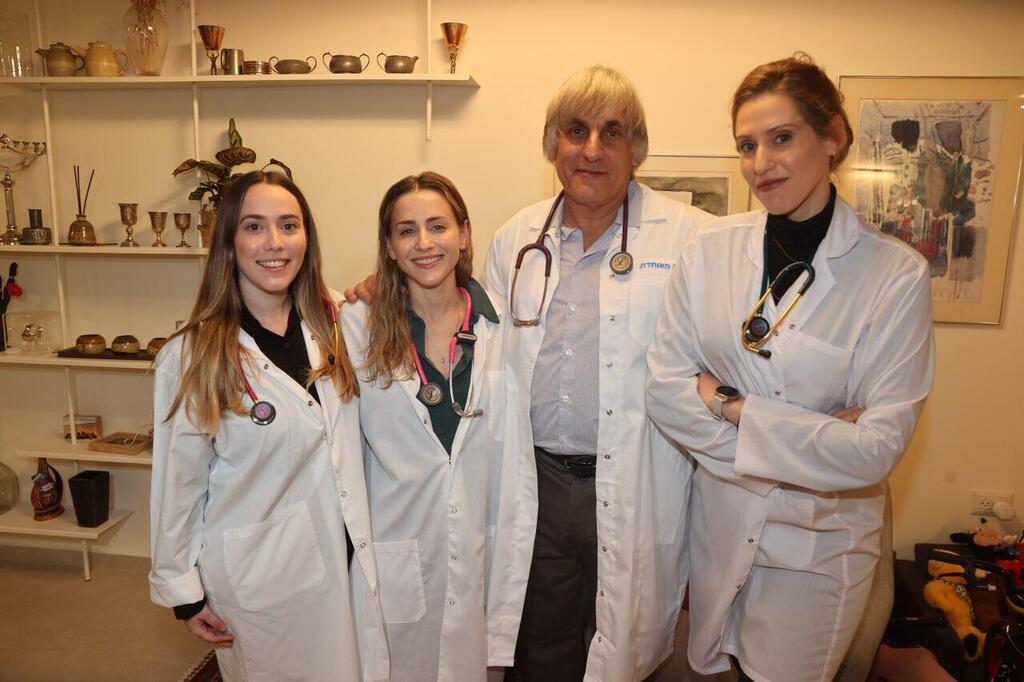 מימין לשמאל: הדס, ד"ר דן רורמן, אלה ודפנה