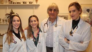 מימין לשמאל: הדס, ד"ר דן רורמן, אלה ודפנה