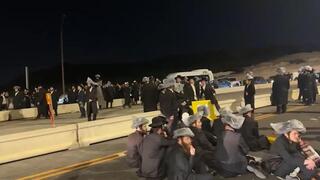 חרדים קיצונים חוסמים את כביש 38 במחאה על מעצר עריקים