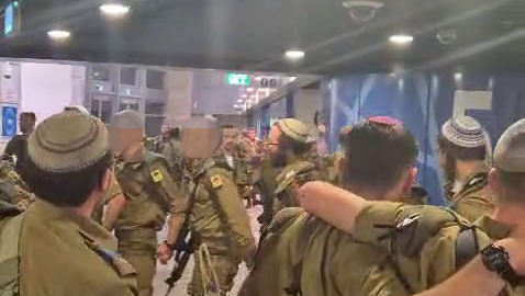 החיילים הדתיים רוקדים מחוץ לאולם ממנו יצאו בעקבות שירת הנשים