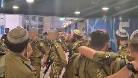 החיילים הדתיים רוקדים מחוץ לאולם ממנו יצאו בעקבות שירת הנשים