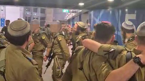 החיילים הדתיים רוקדים מחוץ לאולם ממנו יצאו בעקבות שירת הנשים