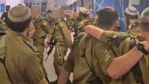 החיילים הדתיים רוקדים מחוץ לאולם ממנו יצאו בעקבות שירת הנשים