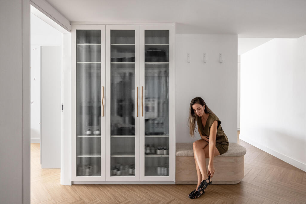 Convenient storage at the entrance (Photo: Yonatan Tamir) דירה בראשון לציון, עיצוב: ליאת זליג