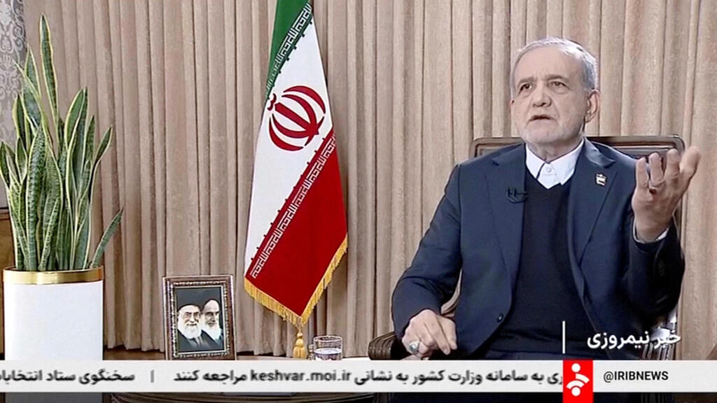 נשיא איראן מסעוד פזשכיאן מדבר ב ריאיון ב טלוויזיה הממלכתית האיראנית בעקבות הפגנות מהומות מחאה