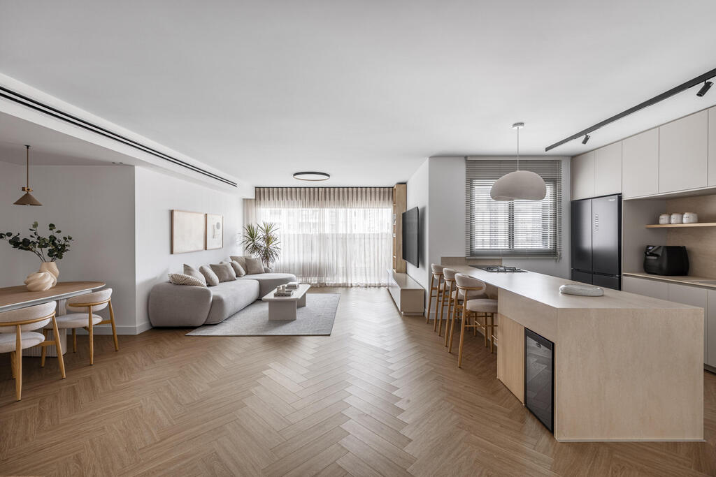 Oak wood, natural veneer, soft textiles and fabrics in beige and light stone tones in the living room and kitchen (Photo: Yonatan Tamir) דירה בראשון לציון, עיצוב: ליאת זליג