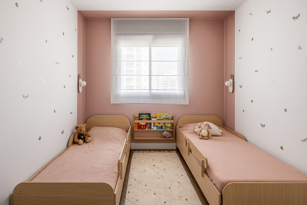 A shared bedroom for the two daughters, with low-profile furniture and calm tones (Photo: Yonatan Tamir) דירה בראשון לציון, עיצוב: ליאת זליג