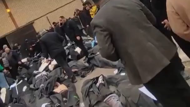 עשרות גופות של מפגינים בעיר קחריזאק באיראן, וקרובי ההרוגים מתייפחים לידם