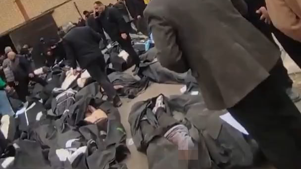 עשרות גופות של מפגינים בעיר קחריזאק באיראן, וקרובי ההרוגים מתייפחים לידם