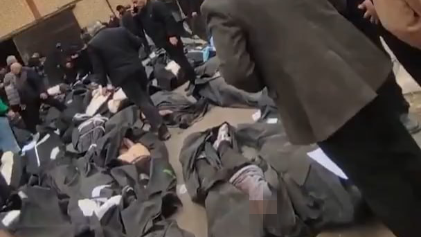 עשרות גופות של מפגינים בעיר קחריזאק באיראן, וקרובי ההרוגים מתייפחים לידם