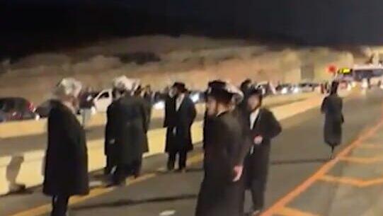 חרדים קיצונים חוסמים את כביש 38 במחאה על מעצר עריקים