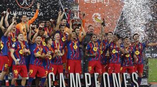 שחקני ברצלונה מניפים את גביע הסופר קאפ