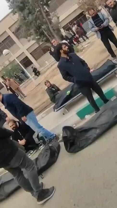 עשרות גופות של מפגינים בעיר קחריזאק באיראן, וקרובי ההרוגים מתייפחים לידם