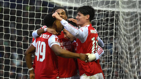 שחקני ארסנל חוגגים