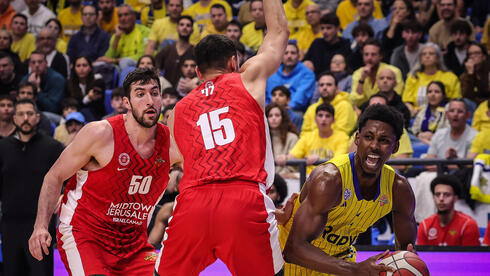 שחקן מכבי ת"א ג'יילן הורד מול שחקן הפועל ירושלים נמרוד לוי, יובל זוסמן