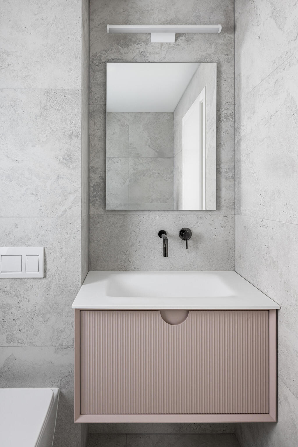 Soft pink hues extend into the bathroom (Photo: Yonatan Tamir) דירה בראשון לציון, עיצוב: ליאת זליג