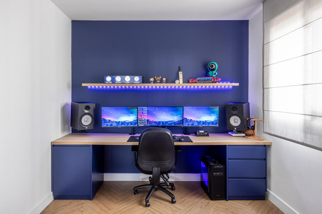 A home music studio that feels both intimate and professional (Photo: Yonatan Tamir) דירה בראשון לציון, עיצוב: ליאת זליג