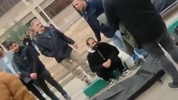 Bodies of protesters in the city of Kahrizak, Iran, as relatives of dead sob next to them עשרות גופות של מפגינים בעיר קחריזאק באיראן, וקרובי ההרוגים מתייפחים לידם