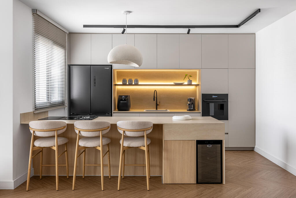 Bright, yet made from washable, easy-to-maintain materials (Photo: Yonatan Tamir) דירה בראשון לציון, עיצוב: ליאת זליג