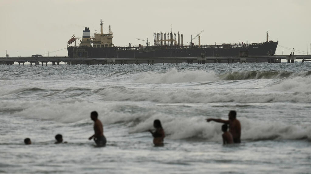 מכלית נפט עוגנת מול חופי פוארטו קאבלו בוונצואלה