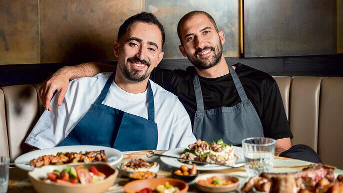 קיבוץ גלויות במטבח.  The View