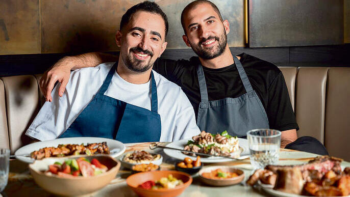 קיבוץ גלויות במטבח.  The View