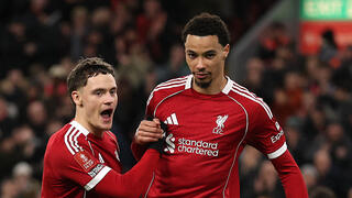 פלורין וירץ והוגו אקיטיקה חוגגים מול בארנסלי