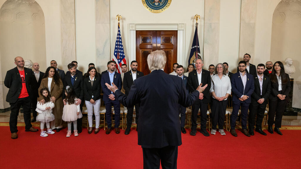 Trump meets with former hostages at the White House in January (Photo: Official White House Photo by Molly Riley) ארכיון 20 בנובמבר 2025 נשיא ארה"ב טראמפ נפגש עם שורדי שבי חטופים ב הבית הלבן