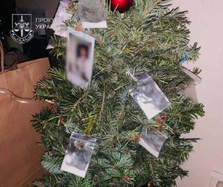 אזרח ישראלי קישט את עץ חג המולד שלו בקייב עם שקיות סמים
