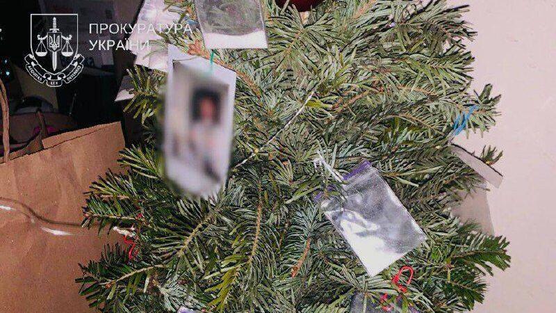 אזרח ישראלי קישט את עץ חג המולד שלו בקייב עם שקיות סמים