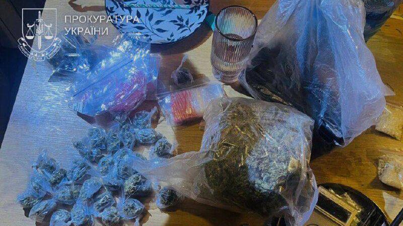 אזרח ישראלי קישט את עץ חג המולד שלו בקייב עם שקיות סמים