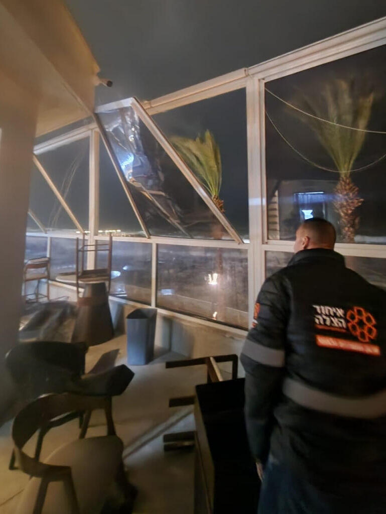 חלונות מסעדה שקרסו מהרוחות בנהריה