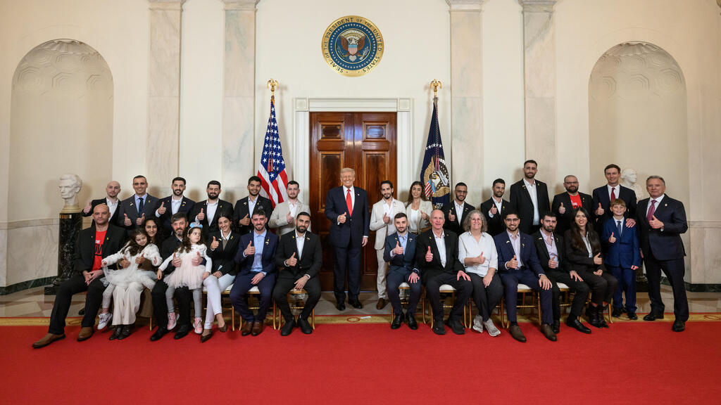 ארכיון 20 בנובמבר 2025 נשיא ארה"ב טראמפ נפגש עם שורדי שבי חטופים ב הבית הלבן