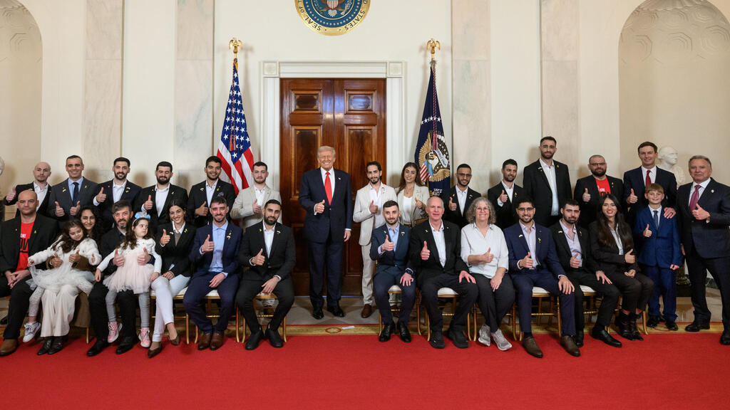 ארכיון 20 בנובמבר 2025 נשיא ארה"ב טראמפ נפגש עם שורדי שבי חטופים ב הבית הלבן