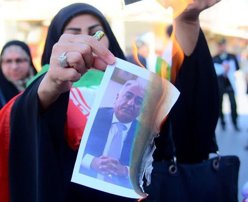 Iran pro-regime protesters burn picture of Crown Prince Reza Pahlavi, son of deposed Shah איראן הפגנות תמיכה במשטר שורפים את תמונת יורש העצר רזא פהלווי בנו של השאה המודח