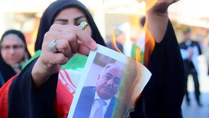 Участница проправительственной демонстрации сжигает фото принцы Резы Пехлеви איראן הפגנות תמיכה במשטר שורפים את תמונת יורש העצר רזא פהלווי בנו של השאה המודח