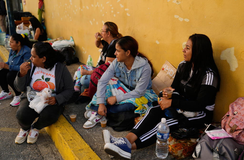 קרובות משפחה של אסירים פוליטיים מחוץ לכלא ב קראקס ונצואלה