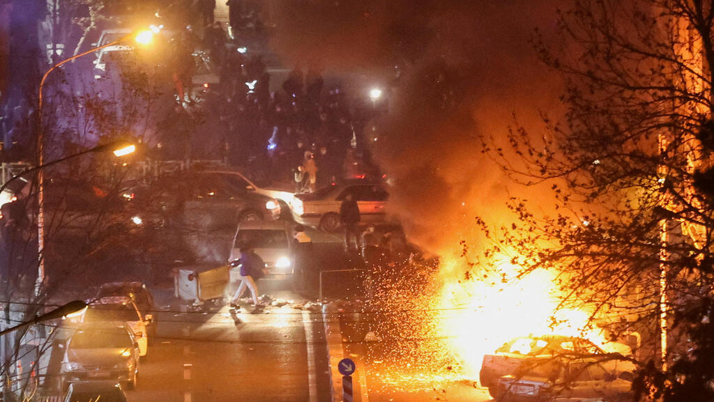 Демонстрации протеста в Тегеране (Фото: Stringer/WANA (West Asia News Agency) via REUTERS) מפגינים ב טהרן 8 בינואר 2026 מחאה איראן